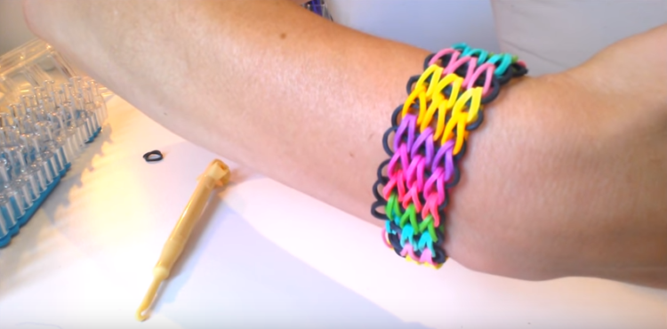 Comment faire, fabriquer un bracelet Rainbow Loom avec, sans machine ?  Bracelet  elastique tutoriel, Bracelets élastiques, Bracelets élastiques en loom