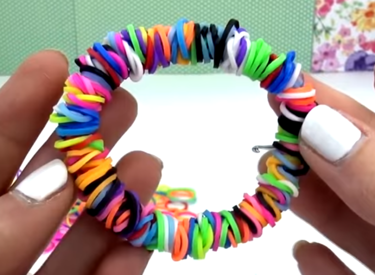 Bracelet élastique avec machine !!! -   Bracelet elastique  tutoriel, Bracelets élastiques, Bracelet rainbow loom